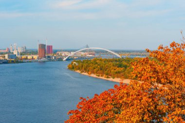 Sonbaharda Kyiv Riverbank: Doğa ve Şehir Yaşamının Bir Harmanı