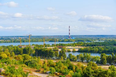 Nehrin Yanındaki İnşaat Alanının Panoramik Görünümü