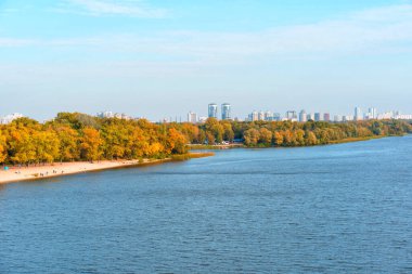 Huzurlu Sonbahar Sahnesi Doğanın Kentle buluştuğu Kyiv Nehri boyunca