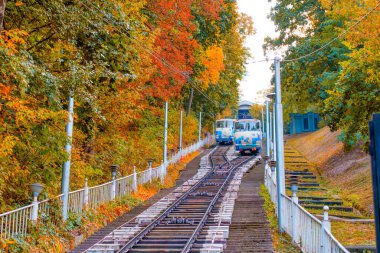 Kyiv Füniküler 'in Sonbahar Yeşillikleriyle çevrili Manzarası