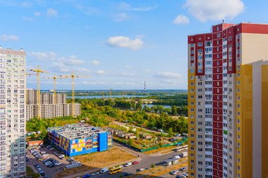 Kyiv, Ukrayna - 1 Ekim 2023: Yeni Binalar ve İnşaat Arkaplanı ile Kyiv Skyline