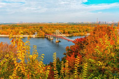 Kyiv, Ukrayna - 14 Ekim 2023: Sonbaharda Dinyeper Nehri üzerindeki yaya köprüsünün manzarası