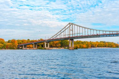 Kyiv, Ukrayna - 14 Ekim 2023: Dinyeper Nehri üzerindeki yaya köprüsü