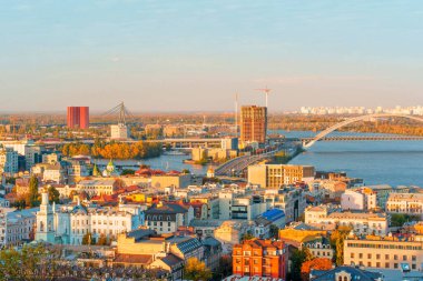 Kyiv, Ukrayna - 14 Ekim 2023: Sonbaharda Kyiv 'de Podil İlçesi Kentsel Peyzaj