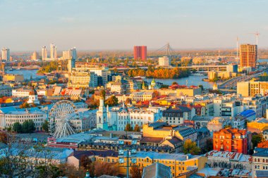 Kyiv, Ukrayna - 14 Ekim 2023: Sonbahar Işığı Altında Podil İlçesinin Manzarası