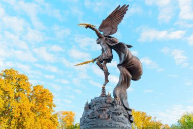 Kyiv, Ukrayna - 14 Ekim 2023: Başmelek Michael Fountain 'in çarpıcı görüntüsü, canlı sonbahar yapraklarına karşı karmaşık detaylar sergiliyor.