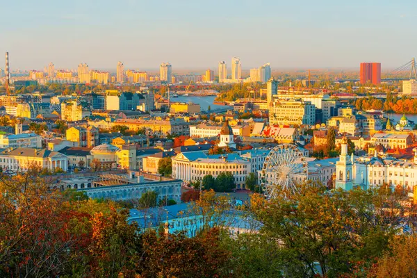 Kyiv, Ukrayna - 14 Ekim 2023: Kyiv, Ukrayna 'da Podil İlçesinin Sonbahar Manzarası