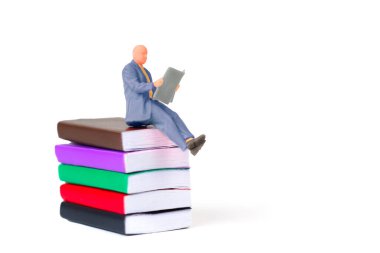 İş adamı Defter Yığını Üzerine Bir Rapor Okuyor
