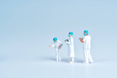 Cerrahi Giysi Panosu olan Minyatür Tıbbi Ekibi