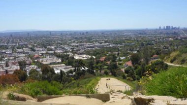 Manzarayla yürüyüş: Güneşli bir günde Runyon Canyon Parkı 'nın manzaralı manzarasından görüldüğü gibi Los Angeles ufuk çizgisi.