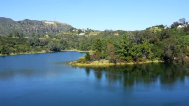 Los Angeles, Kaliforniya - 11 Nisan 2024: Hollywood Gölü ve Iconic Hollywood Tabelasının Manzarası