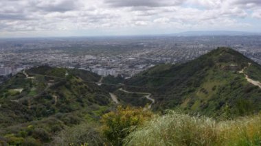 Runyon Canyon Parkı 'nın manzarası tepeleri, patikaları ve aşağıdaki şehri gösteriyor..