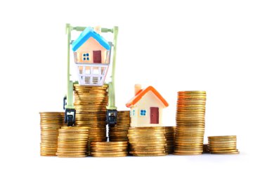 Bozuk Paralar ve Oyuncak Evleriyle Gayrimenkul Yatırım Konsepti