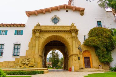 Santa Barbara, California - 20 Nisan 2024: Santa Barbara Adliyesi Mimari Giriş Görünümü