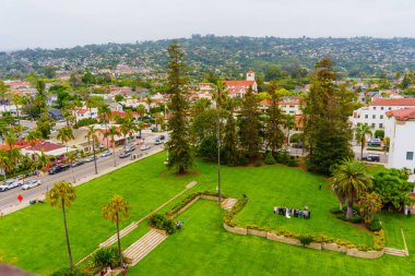 Santa Barbara, Kaliforniya - 20 Nisan 2024: Santa Barbara İlçe Adliyesi ve Çevresinin Hava Görüntüsü