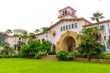 Santa Barbara, Kaliforniya - 20 Nisan 2024: Göz kamaştırıcı Santa Barbara Adliyesi Lush Gardens ile çevrili