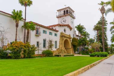 Santa Barbara, California - 20 Nisan 2024: Saat Kulesiyle Tarihi Santa Barbara İlçe Mahkemesi