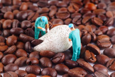 Minyatür Dişçiler Diş Modelinden Kahve Lekelerini Çıkarıyorlar