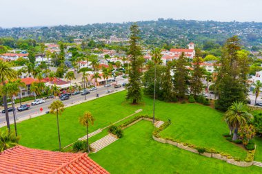 Santa Barbara, Kaliforniya - 20 Nisan 2024: Yeşillik ile Santa Barbara Bölgesi 'nin Manzarası