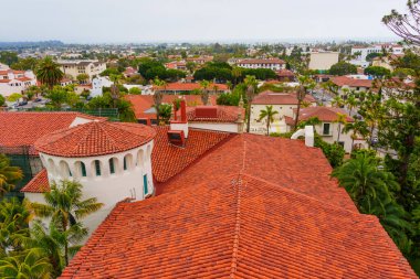 Santa Barbara, California - 20 Nisan 2024 Santa Barbara Adliyesi Sahne Çatı Manzarası