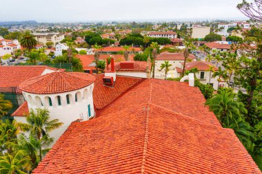 Santa Barbara, Kaliforniya - 20 Nisan 2024: Santa Barbara Adliyesi 'nin büyüleyici çatı manzarası