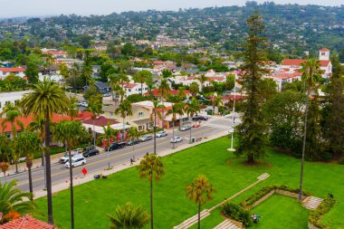 Santa Barbara, California - 20 Nisan 2024: Palmiye Ağaçları ve Residential Area ile Santa Barbara 'nın Hava Görüntüsü