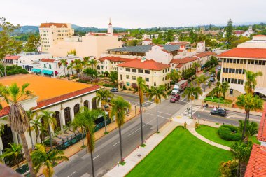Santa Barbara, California - 20 Nisan 2024: Santa Barbara idari binalarının genel görünümü şehir planlarını ve çevresindeki manzaraları gösteriyor.
