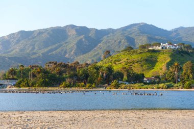 Malibu Gölüne ve Dağlarına Bakan Büyük Konak