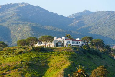 Malibu, California 'da Bir Tepenin Üzerinde Zarif Ev