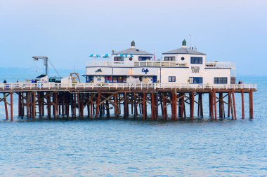 Malibu, California - 21 Nisan 2024: Malibu İskelesi Kafesi Sakin Sulara Karşı