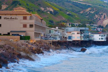 Malibu, California - 21 Nisan 2024 Malibu Beach Inn with Coastal Homes and Waves