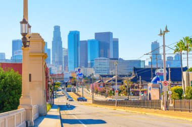 Los Angeles, Kaliforniya - 4 Nisan 2024 Los Angeles şehir merkezinin 4. cadde köprüsünden manzarası