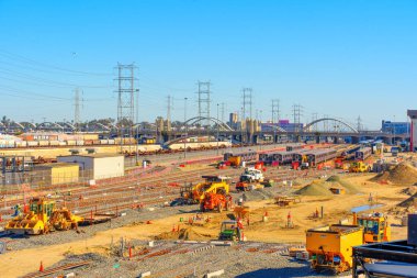 Los Angeles, Kaliforniya - 4 Nisan 2024 Los Angeles 6. Cadde Köprüsü İnşaat ve Demiryolu Hatları