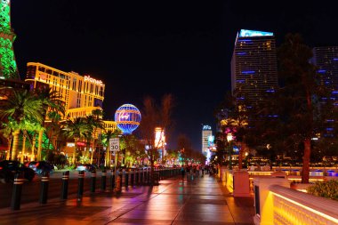 Las Vegas, Nevada - 13 Nisan 2024 Aydınlatılmış Billboard 'larla Las Vegas Strip Night View