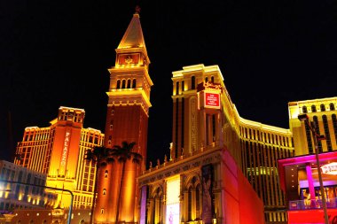 Las Vegas, Nevada - 13 Nisan 2024: Las Vegas 'taki Venedik ve Palazzo Gece Görüşü