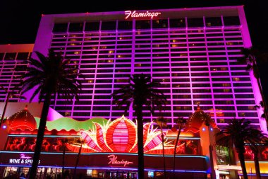 Las Vegas, Nevada - 13 Nisan 2024: Flamingo Hotel Las Vegas 'ta Gece Işıklandırıldı