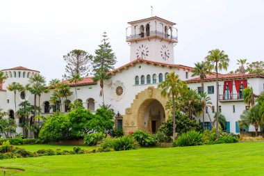 Santa Barbara, California - 20 Nisan 2024: Santa Barbara Adliyesi 'nde canlı bahçeler ve palmiye ağaçları ile çevrili mimari güzellikler sergileniyor.