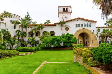 Santa Barbara, California - 20 Nisan 2024: Yeşil çimenli Santa Barbara Bölge Mahkemesi