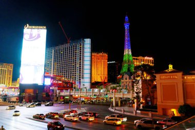 Las Vegas, Nevada - 13 Nisan 2024: At nalı ve Eyfel Kulesi ile Las Vegas Strip Night View