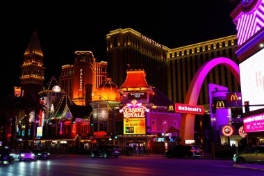 Las Vegas, Nevada - 13 Nisan 2024: Venedik Oteli Arkaplanlı Vibrant Las Vegas Strip