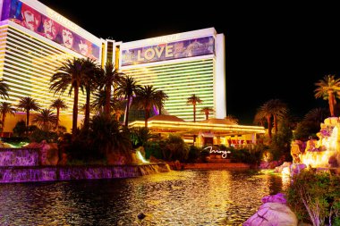 Las Vegas, Nevada - 13 Nisan 2024: Aydınlanmış Aşk İşareti ve Şelale ile Gece Mirage Oteli