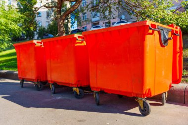 Ukrayna, Kyiv 'deki Sokakta Turuncu Çöp Kutuları