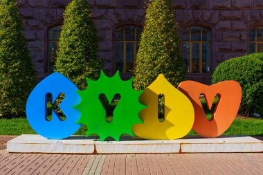 Yeşilliğin Önündeki Renkli Kyiv İmzası