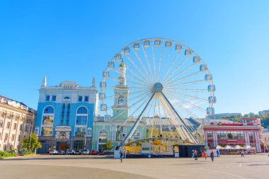 Kyiv, Ukrayna - 9 Ekim 2024: Kyiv 'in Kontraktova Meydanı' nda Dönme Dolap