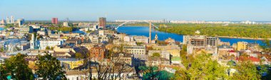 Kyiv, Ukrayna - 9 Ekim 2024: Podil 'in Panoramik Manzarası ve Kyiv' deki Dnipro Nehri