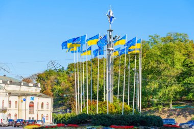 Kyiv, Ukrayna - 9 Ekim 2024: Kyiv 'deki Avrupa Meydanı bayrakları