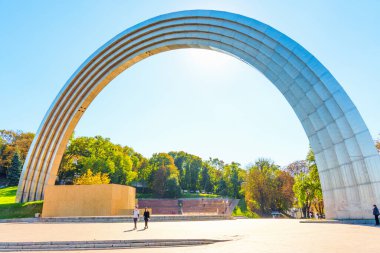 Kyiv, Ukrayna - 9 Ekim 2024: Parlak Gün Işığı Altında Kyiv 'de Özgürlük Kemeri