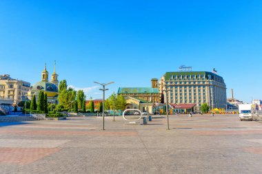 Kyiv, Ukrayna - 9 Ekim 2024: Ukrayna 'nın başkenti Kyiv' de yemyeşil alanda tarihi bir kilise ve Fairmont Grand Hotel 'in geniş manzarası.