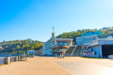 Kyiv, Ukrayna - 9 Ekim 2024: Poshtova Meydanı 'nda Steps ve Hill ile Nehir Kenarı Manzarası