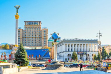 Kyiv, Ukrayna - 9 Ekim 2024: Tarihi Binalarla Kyiv 'deki Bağımsızlık Meydanı